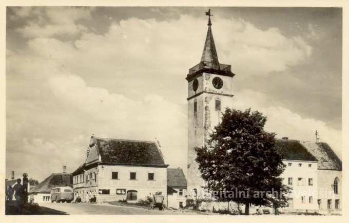 1958 radnice a kostel sv. Filipa a Jakuba