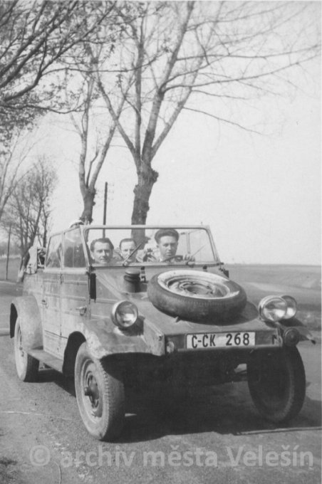 1947 VW Pan Mach, Petr,Chuchel s dcerou