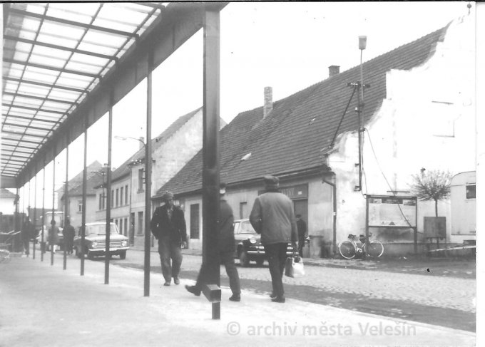 1973 pohled na domy, kter musely ustoupit vstavb autobusovho ndra