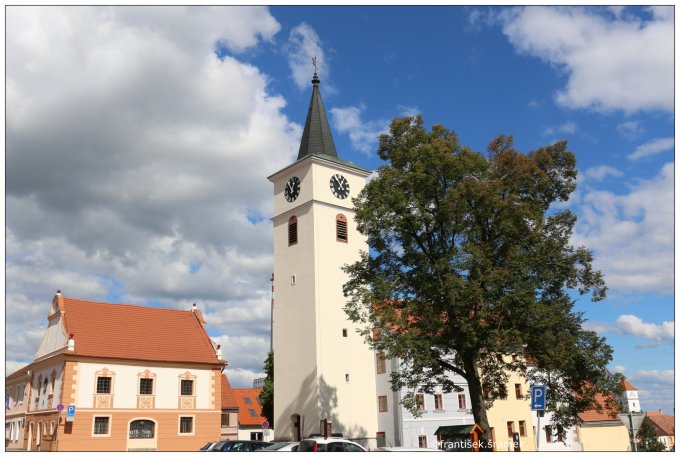 Bval kostel sv. Filipa a Jakuba a radnice